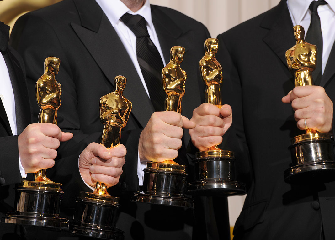 Winners holding Oscar statuettes